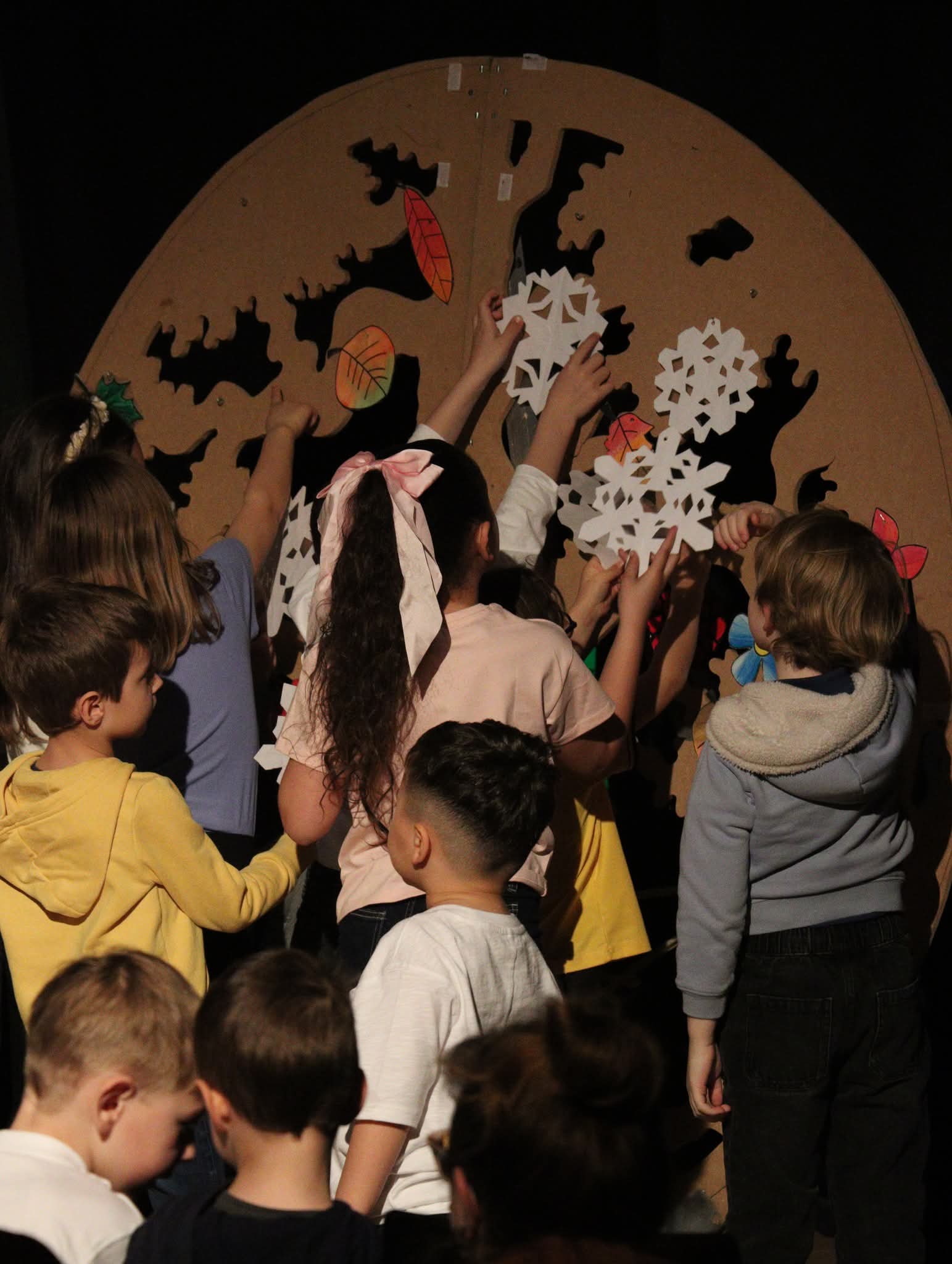 Atelier arbre décoré par les enfants